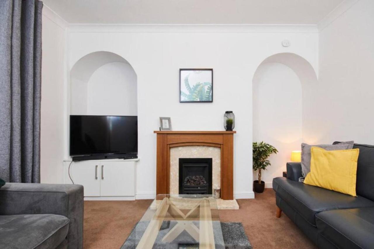 Comfortable 3 Bed Abode In The Heart Of Apartment *
