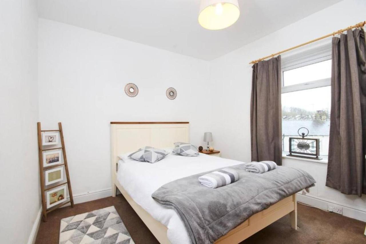Comfortable 3 Bed Abode In The Heart Of Apartment